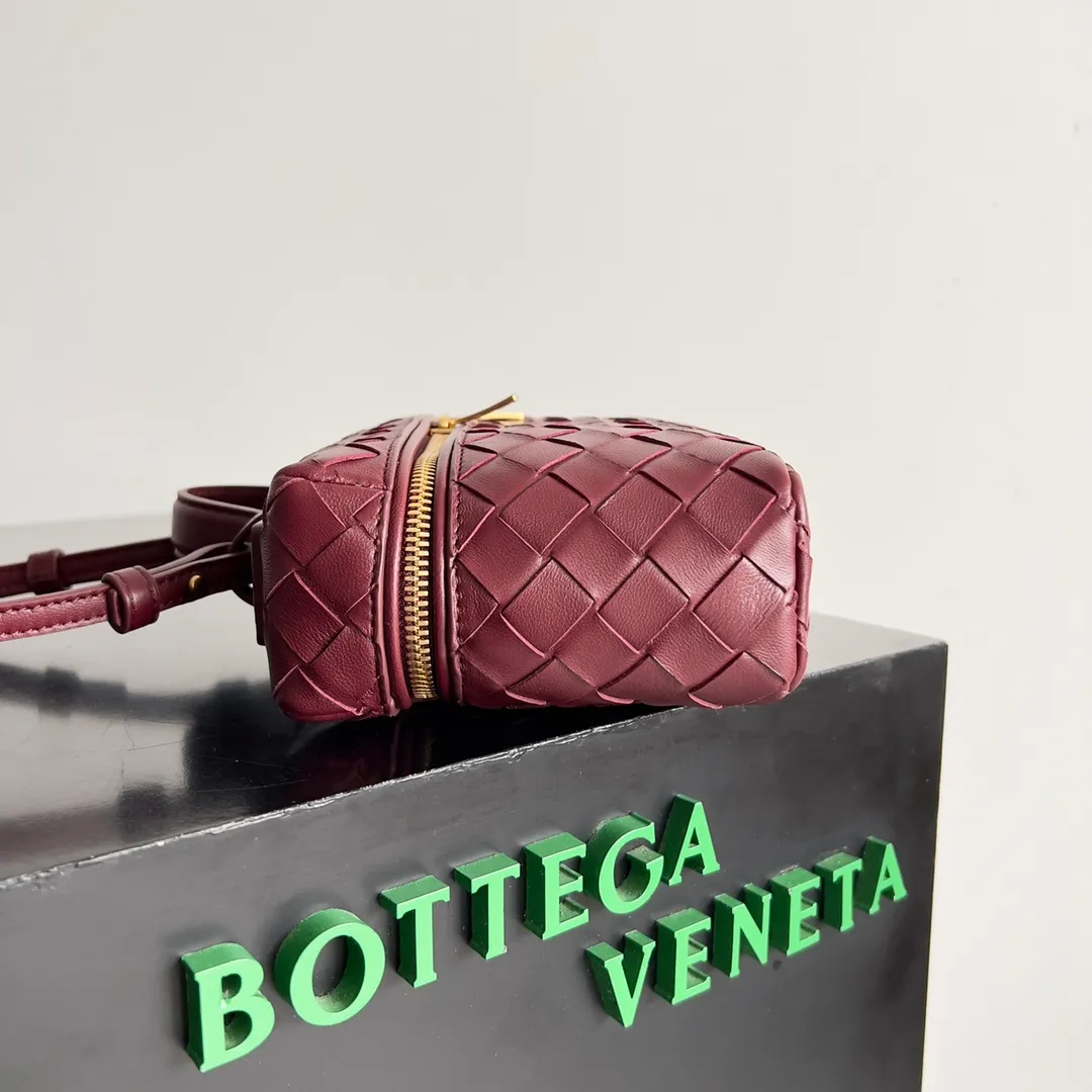 Batch 1360 Bottega Veneta 24 spring and summer woven zipper crossbody bag. A crossbody bag that can be used as a cosmetic bag. The exquisite weaving and compact body are an indispensable accessory for the upcoming summer. The double zipper also better protects the bag. It has a large capacity. If you like it, don’t miss it. Style number: 789109 Size: 22*12.5*5cm